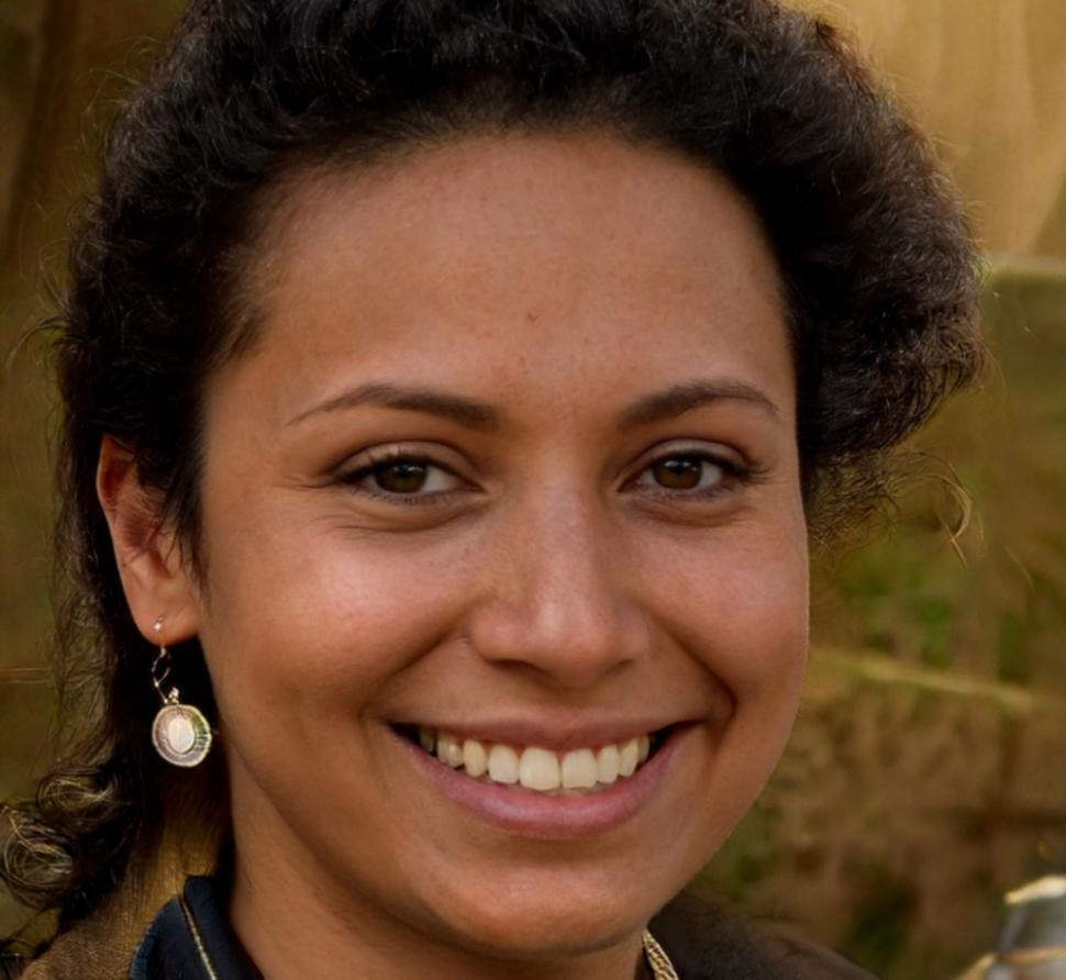 Portrait d'une entrepreneure souriante dans un environnement professionnel