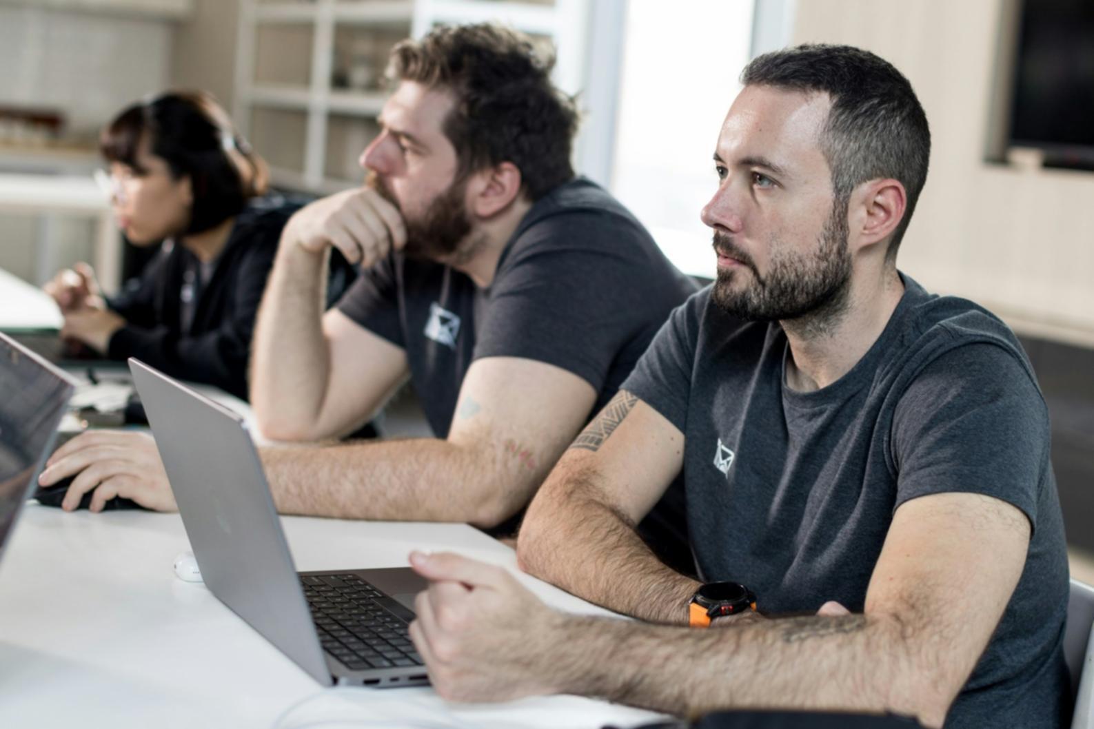 Séance de travail collaborative sur un plan d'affaires